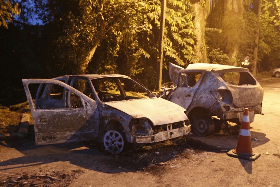 Dois veículos que se envolveram no acidente de domingo | Antonio More/Gazeta do Povo