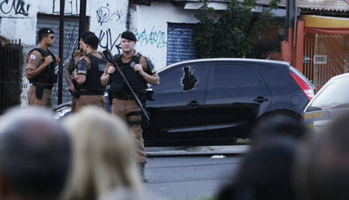 Diandro já estava no carro, saindo de uma loja, quando foi atingido pelos disparos | Lineu Filho/Tribuna do Paraná