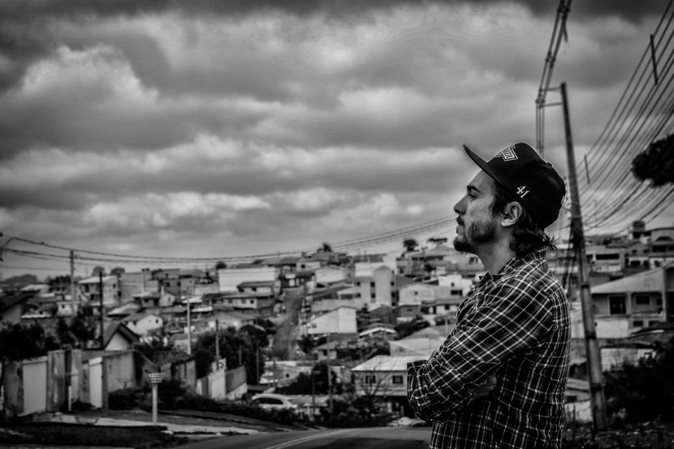 O morro do Sabará , no CIC, e o cineasta Jandir Santin: cinema, samba e rap. | Jonathan Campos/Gazeta do Povo