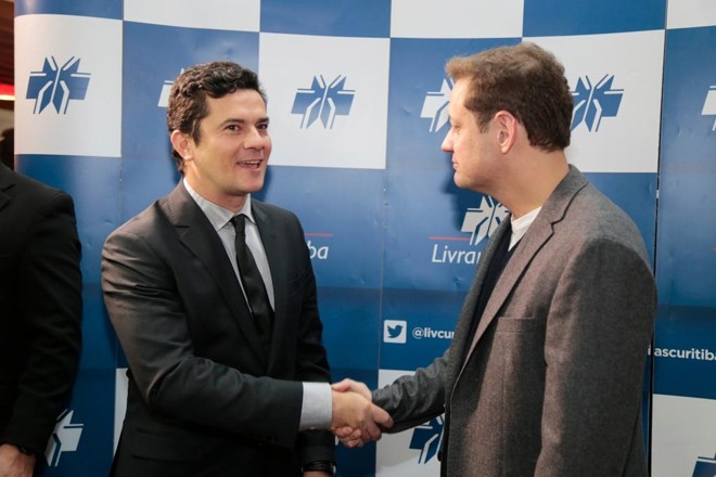 Moro conversa com o autor do livro sobre a Lava Jato, Vladimir Neto, da TV Globo | Foto: Pedro Serápio/Gazeta do Povo