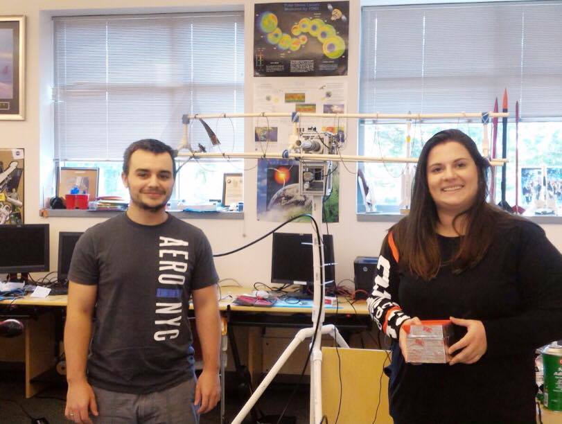 Felipe Roscoche e Talita Oliveira no laboratório em que desenvolvem projetos em parceria com a NASA nos Estados Unidos | Arquivo pessoal/