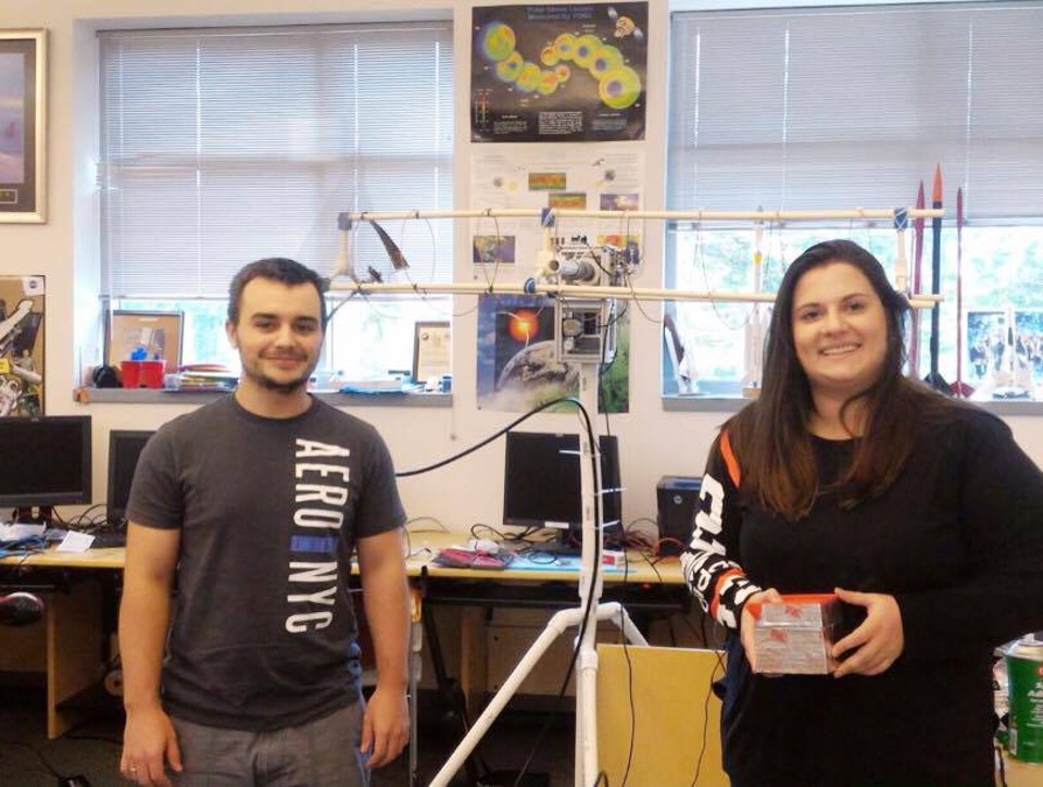 Felipe Roscoche e Talita Oliveira no laboratório em que desenvolvem projetos em parceria com a NASA nos Estados Unidos | Arquivo pessoal/