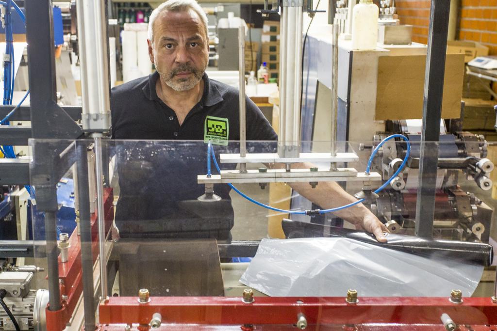 Empresário investiu R$ 100 mil para desenvolvimento de máquina e criação do plástico sustentável | Hugo Harada/Gazeta do Povo