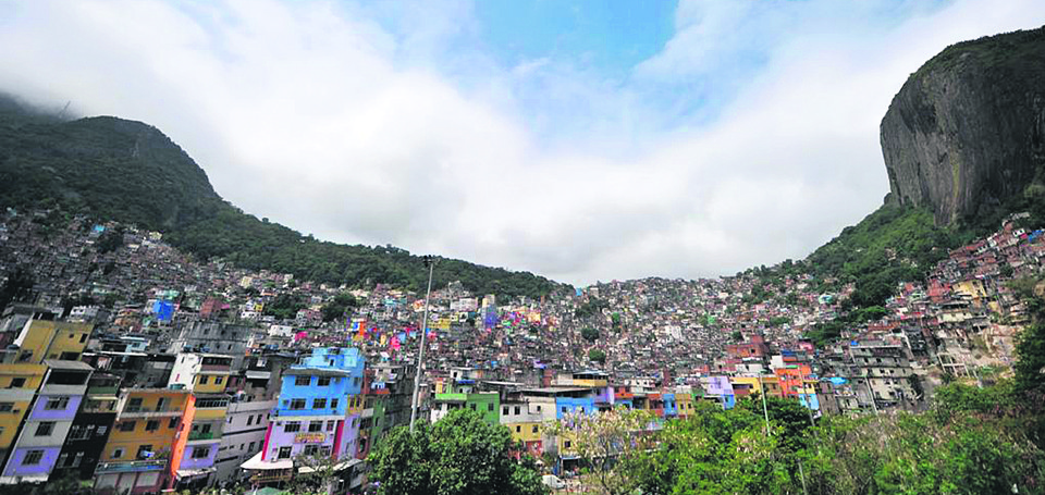 Rocinha, no Rio. Na cidade olímpica a segregação tem suas particularidades, mas guarda relação com desigualdades espaciais em outras cidades no Brasil e no mundo. | chs/pa/Christophe Simon/AFP