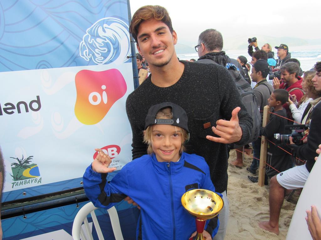 Ryan e o ídolo Gabriel Medina. | Arquivo pessoal