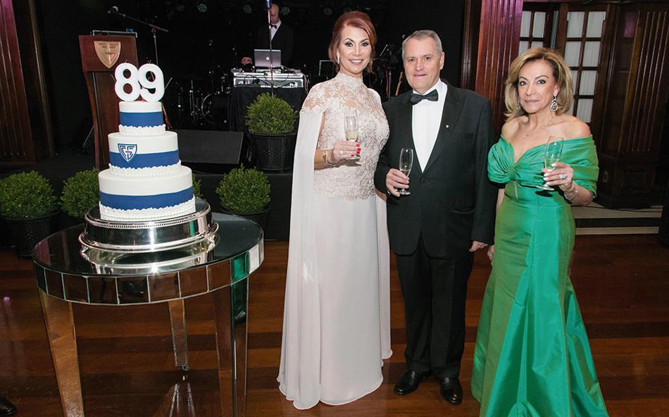 O presidente Gláucio Bley Filho, a primeira dama Karina Guedes Bley (à esq.) e a diretora social, Eliana Fadel Farracha de Castro, foram anfitriões do badalado baile de gala pelos 89 anos do Graciosa Country Club, na última quinta-feira. | Naideron Jr