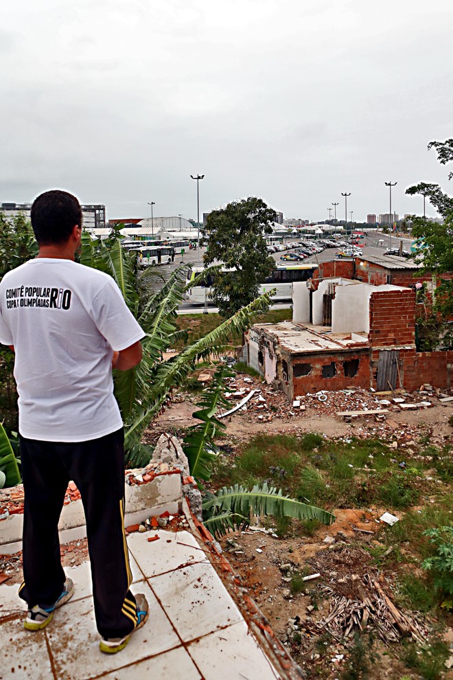 Luiz Cláudio Silva, morador da Vila Autódromo, observa o estacionamento do Parque Olímpico, onde era sua antiga casa. | Albari Rosa/Gazeta do Povo
