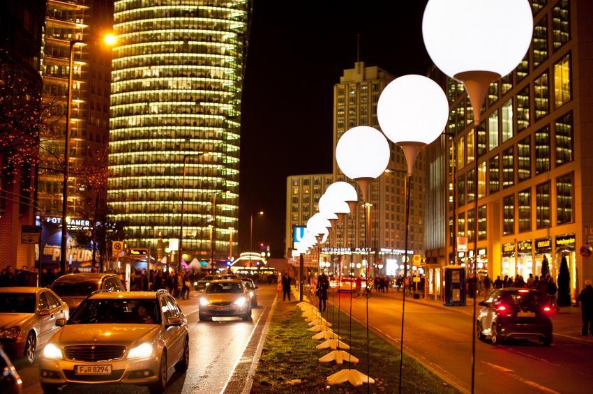 Luminárias marcam o local em que havia o Muro de Berlim | Hamish Appleby/Fotos Públicas