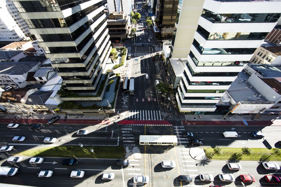 Marechal Deodoro. Via é considerada um “canyon urbano”: nela o ar não se movimenta, e os poluentes ficam estagnados. | Lineu Filho/Gazeta do Povo