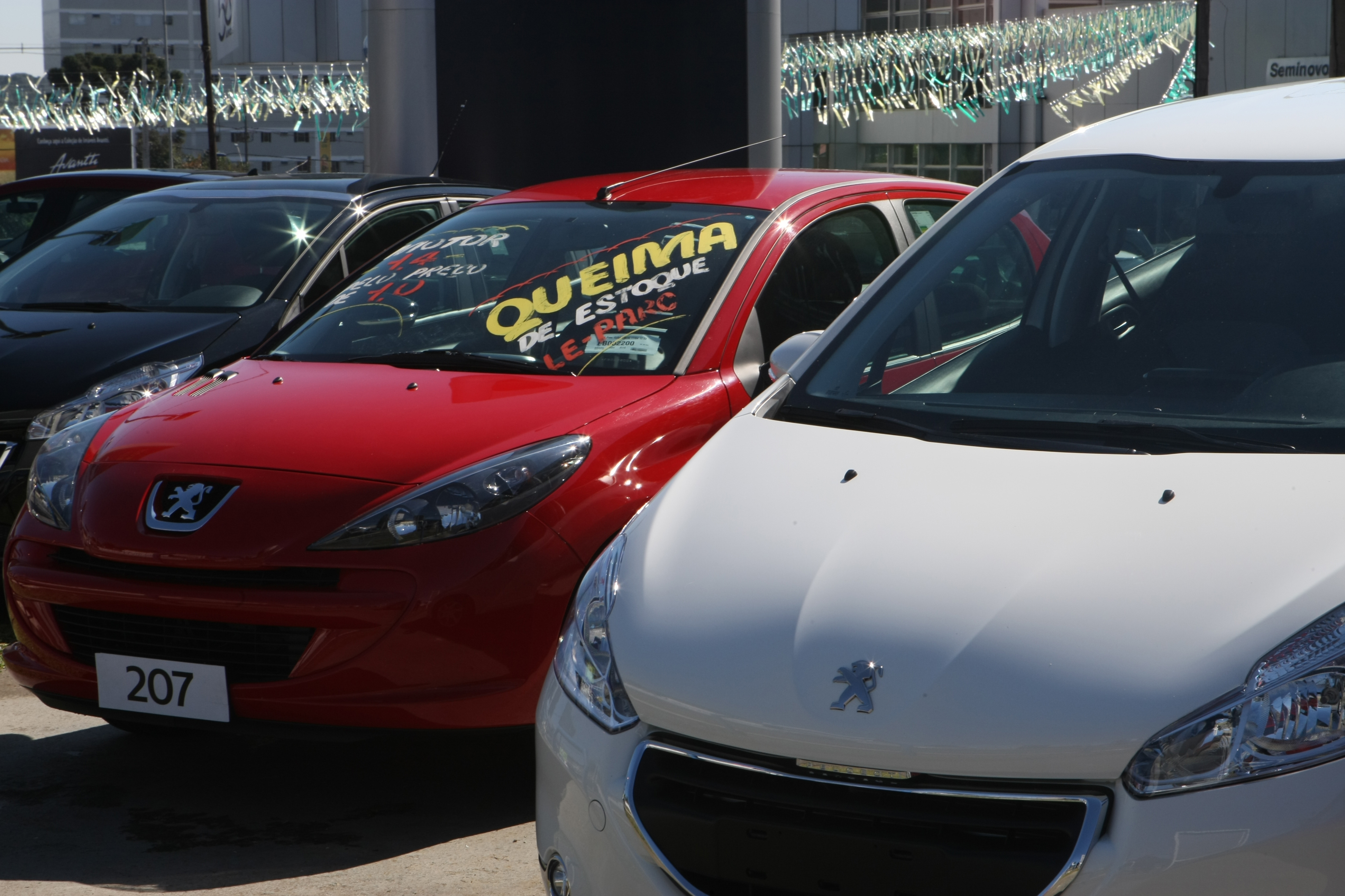 Vendas de veículos novos nos primeiros seis meses do ano somaram 983,5 mil unidades, desempenho 25,4% inferior ao de igual intervalo de 2015. | Aniele Nascimento/Gazeta do Povo