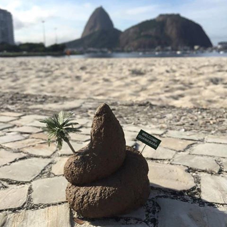 Souvenir criado por artista paulistano Eduardo Srur é protesto contra a poluição na Baía de Guanabara | Reprodução/Eduardo Srur-Facebook