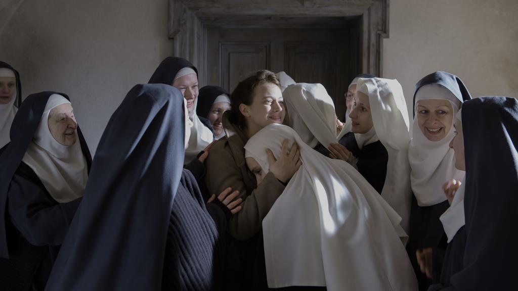 Freiras são socorridas por uma médica em “Agnus Dei” | Divulgação/