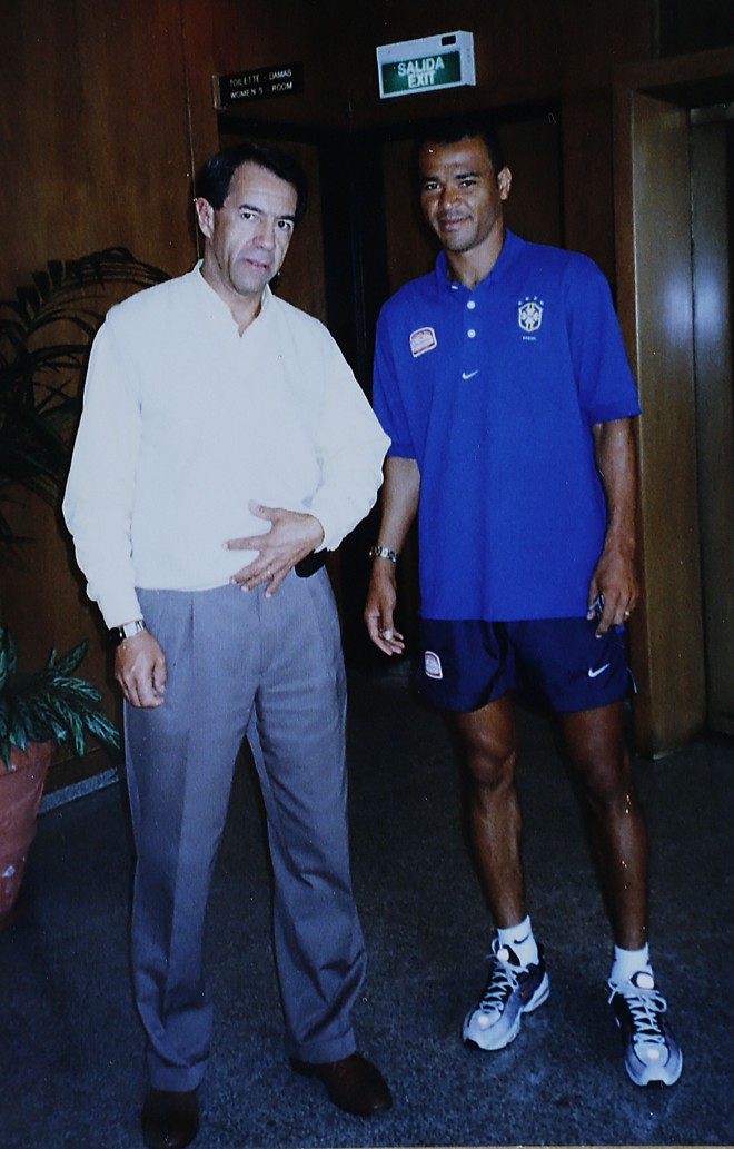 Militão e o capitão Cafu na Copa de 2006, na Alemanha. | Arquivo pessoal
