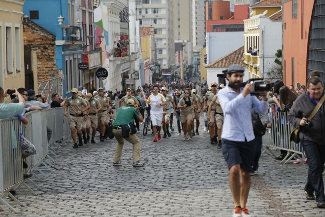 Revezamento no Largo da Ordem. | Jonatham Campos/Gazeta do Povo