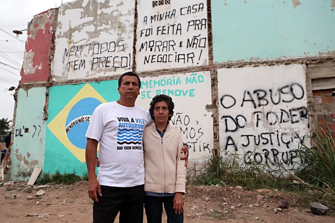 Luiz Cláudio Silva e a esposa Maria da Penha, uma das famílias que permanecerá na Vila Autódromo após os Jogos Olímpicos. | Albari Rosa/Gazeta do Povo