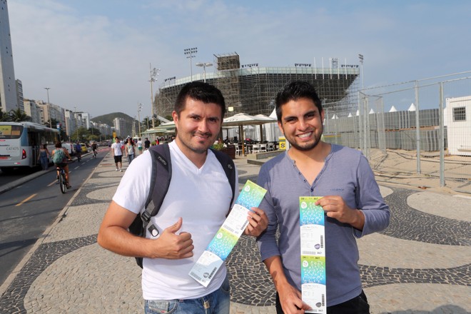 Turistas colombianos Leonardo Bernal e Camilo Vergara garantiram de última hora os ingressos da Rio-2016. | Albari Rosa/Gazeta do Povo