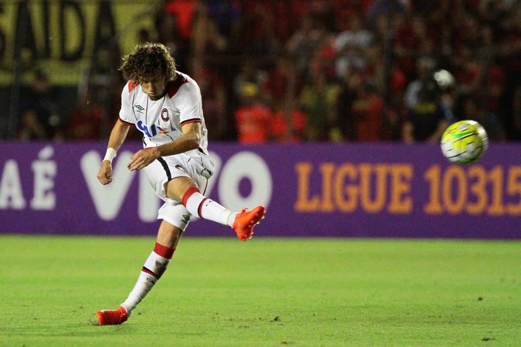 Rafael Galhardo foio cobrador de bolas paradas atleticano contra o Sport | Marlon Costa/Folhapress