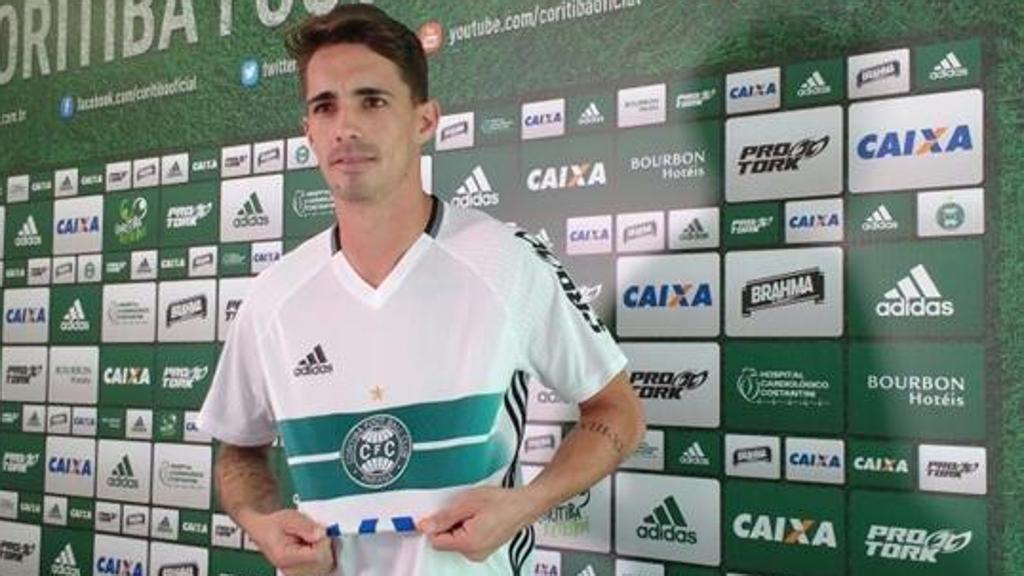 Neto Berola é apresentado pelo Coxa: o jogador estava na mira do clube desde 2013 | Coritiba/Divulgação
