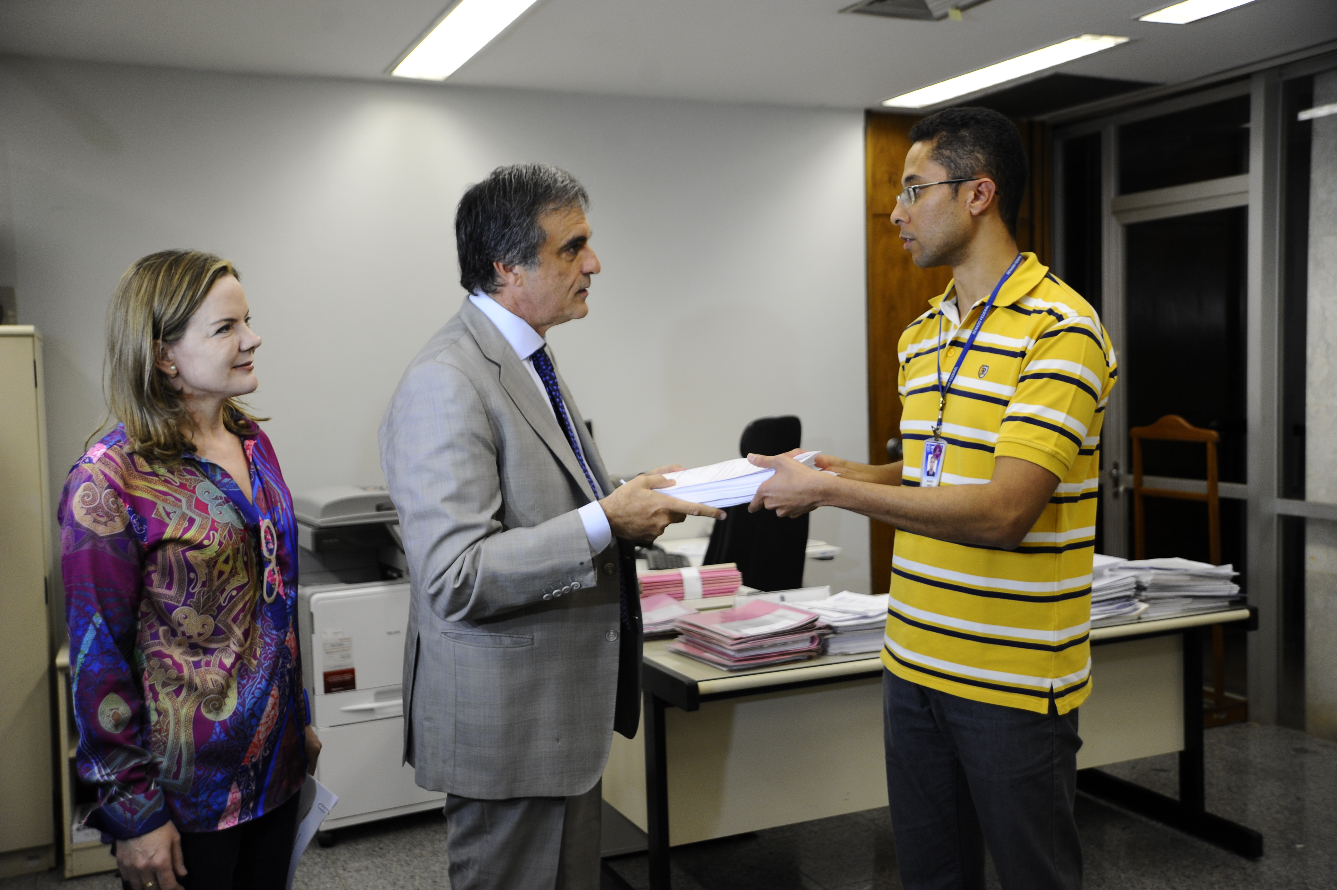 Senadora Gleisi Hoffmann acompanhou o advogado de Dilma, José Eduardo Cardozo, no protocolo da defesa da ex-presidente | Moreira Mariz/Agência Senado