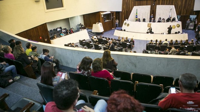 Deputados aliados se reuniram nesta segunda-feira (4) com o chefe da Casa Civil, Valdir Rossoni, para tentar encontrar uma solução. | Marcelo Andrade/Gazeta do Povo