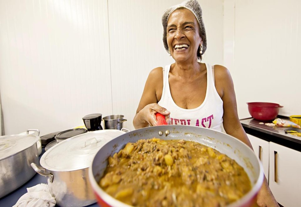 Sueli Campos ri à toa com aumento do movimento em seu restaurante graças à Olimpíada | Albari Rosa/Gazeta do Povo