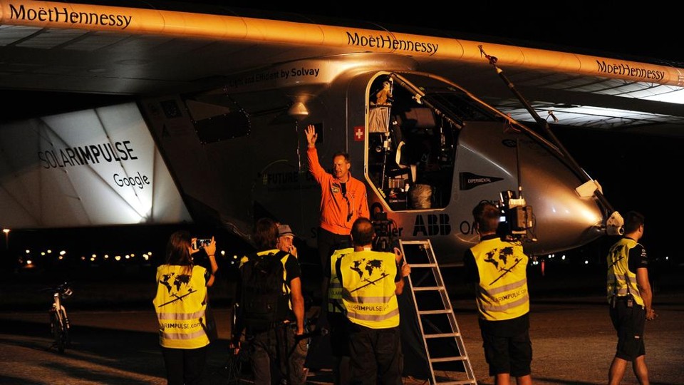 O piloto André Borschberg, de 63 anos, no momento do embarque. | Cristina Quicler/AFP