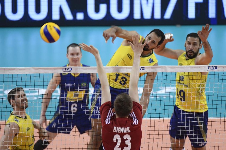 Brasil arrasa Polônia e fica perto da vaga na fase final da Liga Mundial Maurício Souza supera o bloqueio da Polônia na vitória por 3 a 0 pela Liga Mundial. | FIVB/Divulgação
