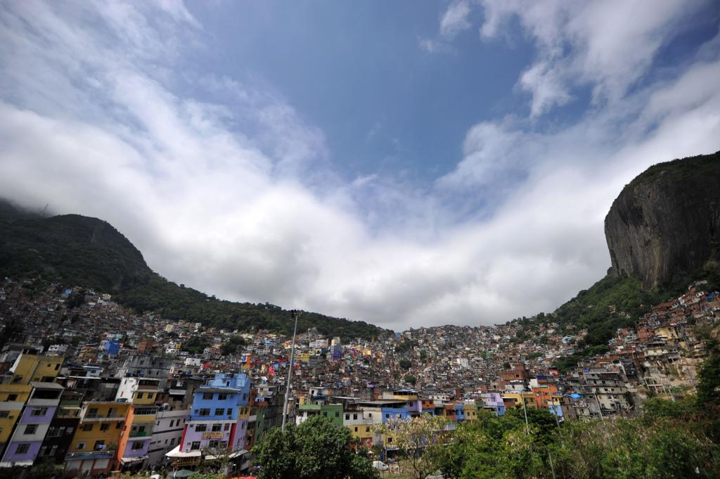Rocinha, no Rio. Na cidade olímpica a segregação tem  suas particularidades, mas guarda relação com desigualdades espaciais em outras cidades no Brasil e no mundo. | chs/pa/Christophe Simon/AFP