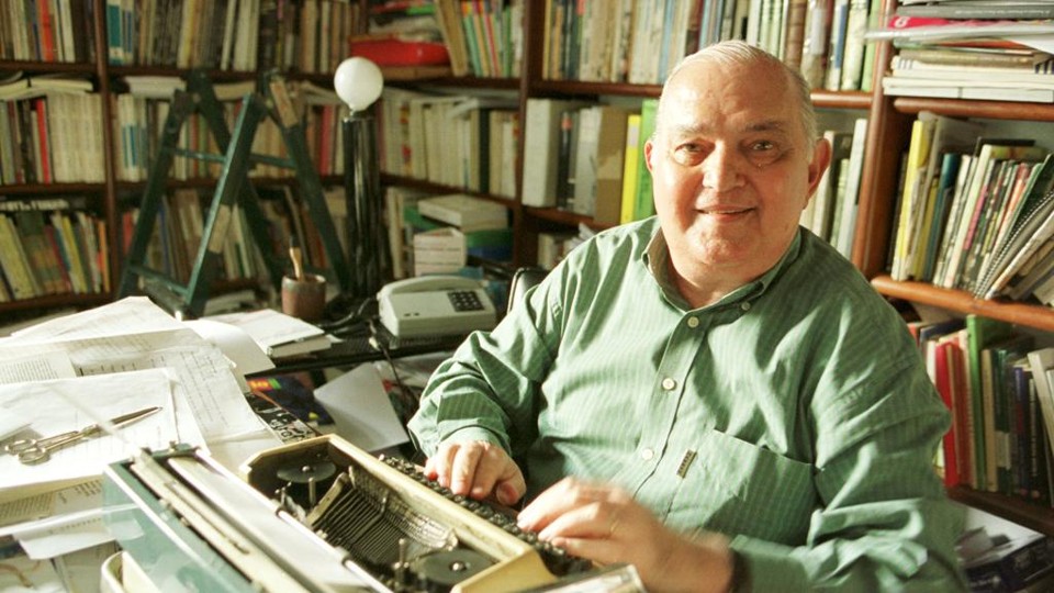 O escritor e crítico de teatro Sábato Magaldi, em 2003, com sua máquina de escrever. Ele não gostava de computadores | Alex Silva/Estadão Conteúdo