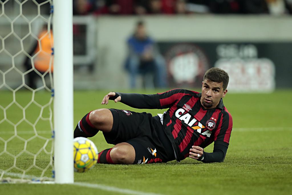 André Lima observa lance em que a bola acertou a trave. | Albari Rosa/Gazeta do Povo