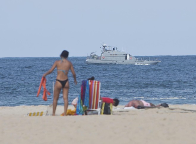 Marinha monitora a praia de Copacabana: reforço na segurança para os Jogos Olímpicos. | Albari Rosa/Gazeta do Povo