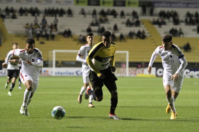 Gustavo marcou os dois primeiros gols da histórica vitória do Criciúma. | Guilherme Hahn/AGIF/Folhapress