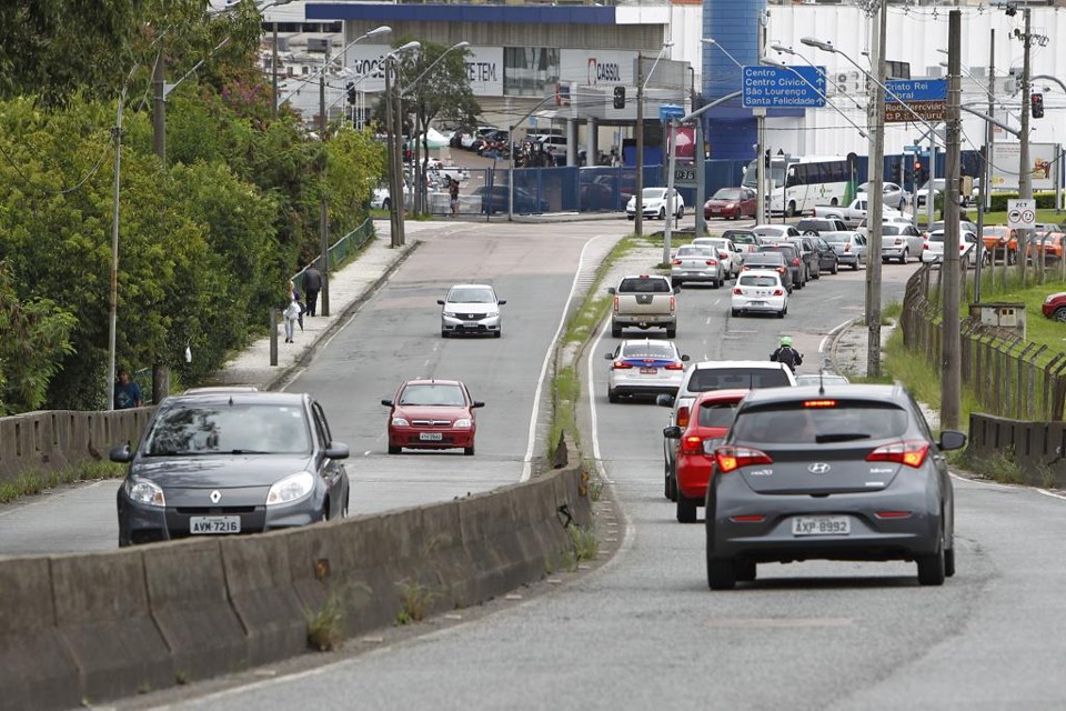 Falta de licenciamento do veículo em  dia resulta em possibilidade de apreensão. Para  emissão do documento, é preciso ter todos os tributos e débitos quitados. | Antônio More/Gazeta do Povo
