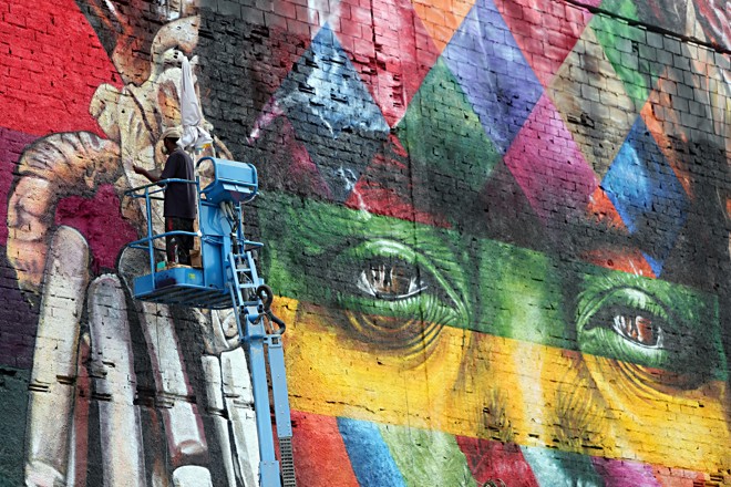 Grafite sendo concluído na região do Porto Maravilha, área revitalizada para a Olimpíada no Centro do Rio. | Albari Rosa/Gazeta do Povo