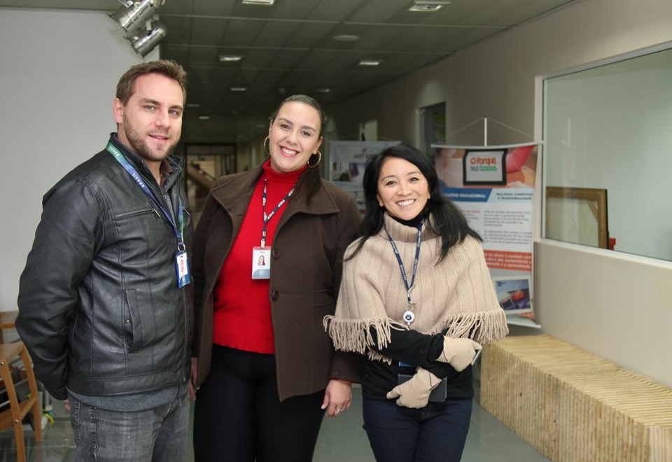 Incubadora do Senai garimpa startups para ajudar a indústria a inovar Entre as grandes indústrias e as pequenas startups: o gestor da incubadora, Mário Calzavara, ao lado das analistas Caroline Aguiar e Priscila Assahida | Aniele Nascimento/Gazeta do Povo