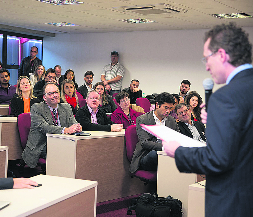 Coordenador e idealizador do hiPUC Bootcamp, Marcelo Pillonetto dá as boas-vindas aos participantes do evento, que começou nesta segunda | Edjane Madza/Divulgação