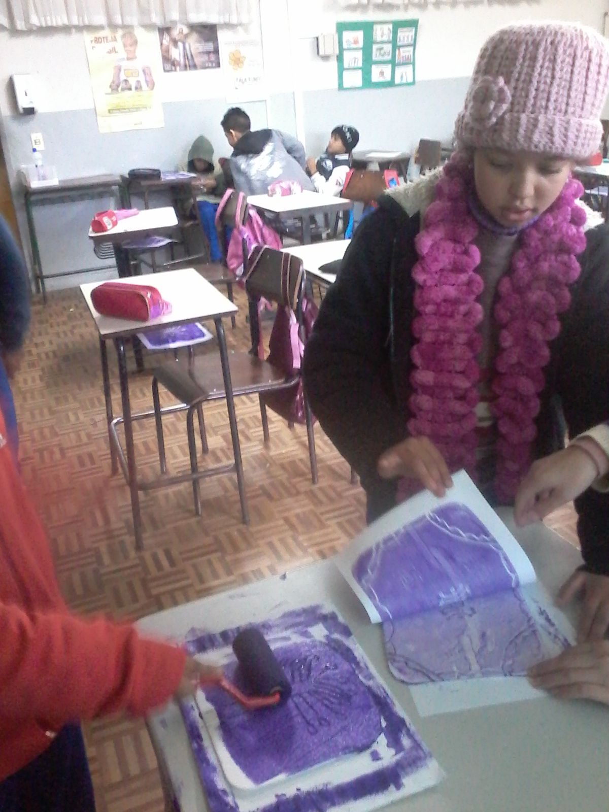 O trabalho da turma durante o processo de impressão de gravuras com motivo paranista | /Divulgação