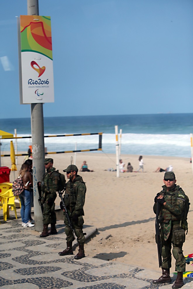 Soldados do Exército fazem a segurança na Praia de Ipanema. | Albari Rosa/Gazeta do Povo