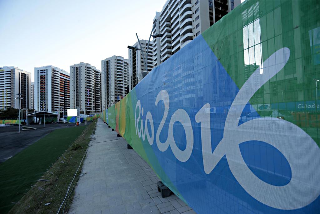 Comitê teve de chamar às pressas trabalhadores para finalizar a Vila Olímpica do Rio | Albari Rosa/Gazeta do Povo