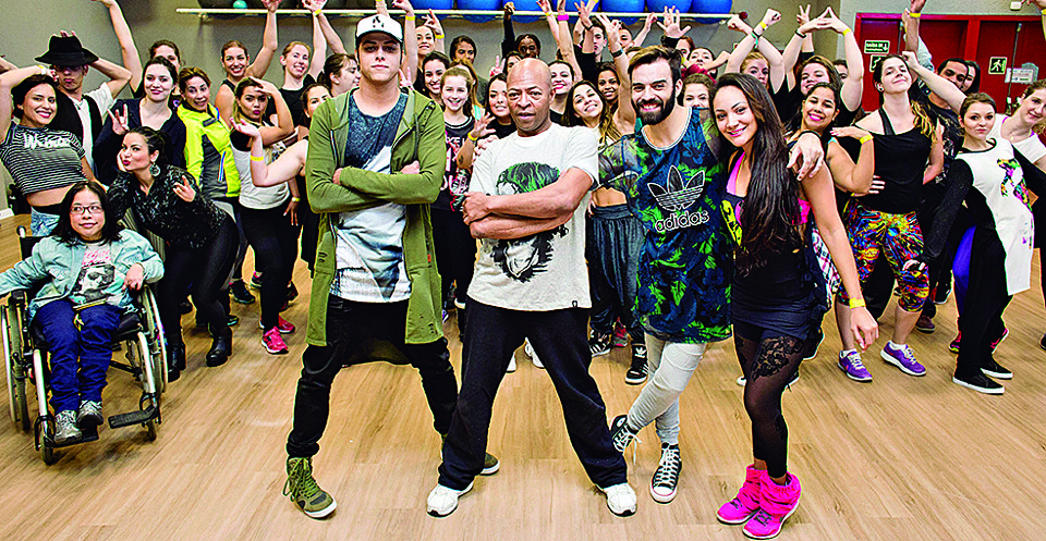O coreógrafo americano LaVelle Smith (ao centro, de braços cruzados) comandou no domingo workshop na Companhia Athletica com Rodrigo Teaser (de boné), cover de Michael Jackson, o coreógrafo do show Tributo ao Rei do Pop Lurian Cortez e a professora de dança da academia Janaina Moreira (ambos à dir.). | Vanessa Giacon