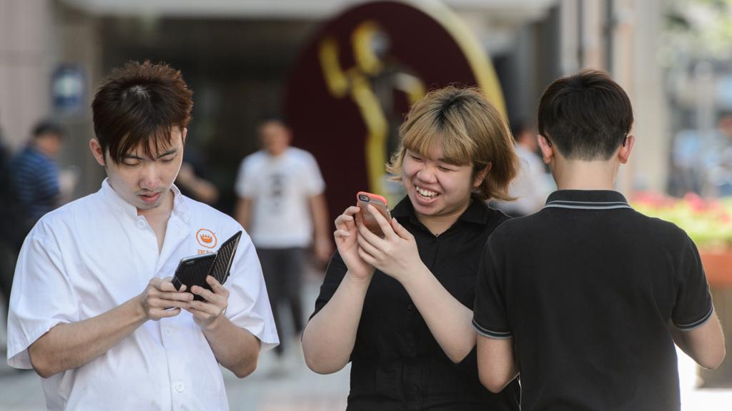 Jovens de Hong Kong se divertem com Pokémon Go, mas será este mesmo o futuro dos videogames? | Anthony Wallace/AFP