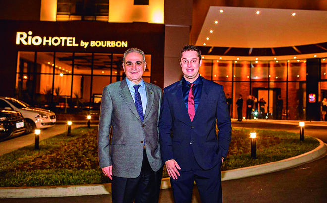 O presidente da Rede Bourbon Hotéis & Resorts, Alceu Vezozzo Filho (à esq.), e o empresário Ricardo Massuchin no lançamento da primeira unidade da Rio Hotel by Bourbon, nova marca da empresa hoteleira paranaense. | ProPhotos