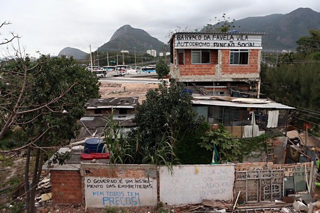 Barracos com mensagens contra a desocupação da Vila Autódromo, ao lado do Parque Olímpico da Barra. | Albari Rosa/Gazeta do Povo