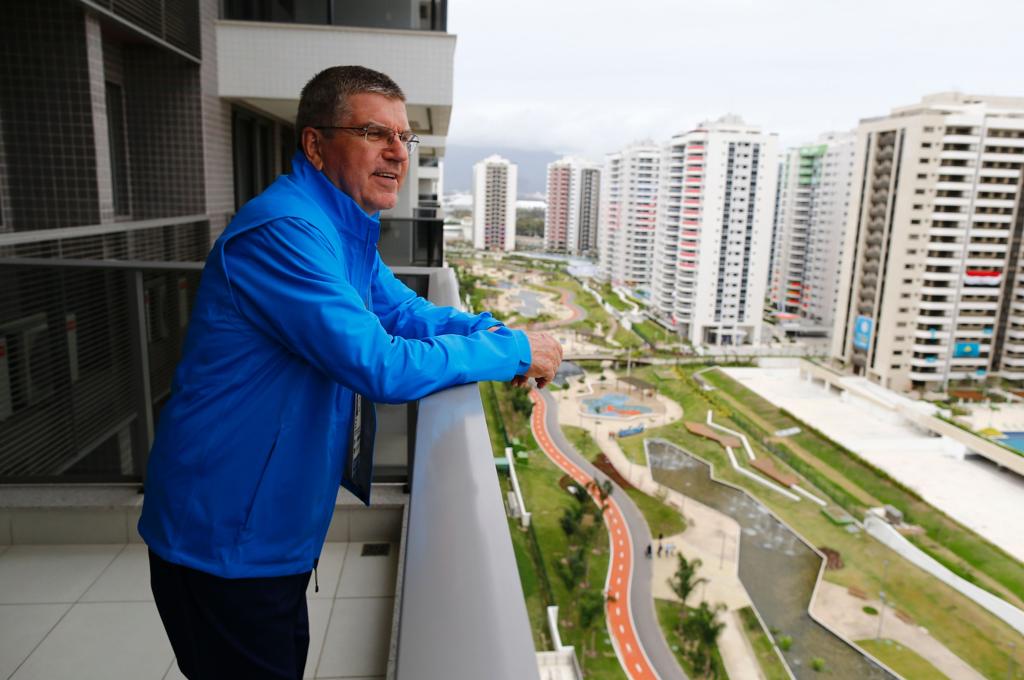 Presidente do COI, Thomas Bach, decidiu se hospedar na Vila dos Atletas -- local que gerou reclamações por instalações incompletas | IVAN ALVARADO/AFP