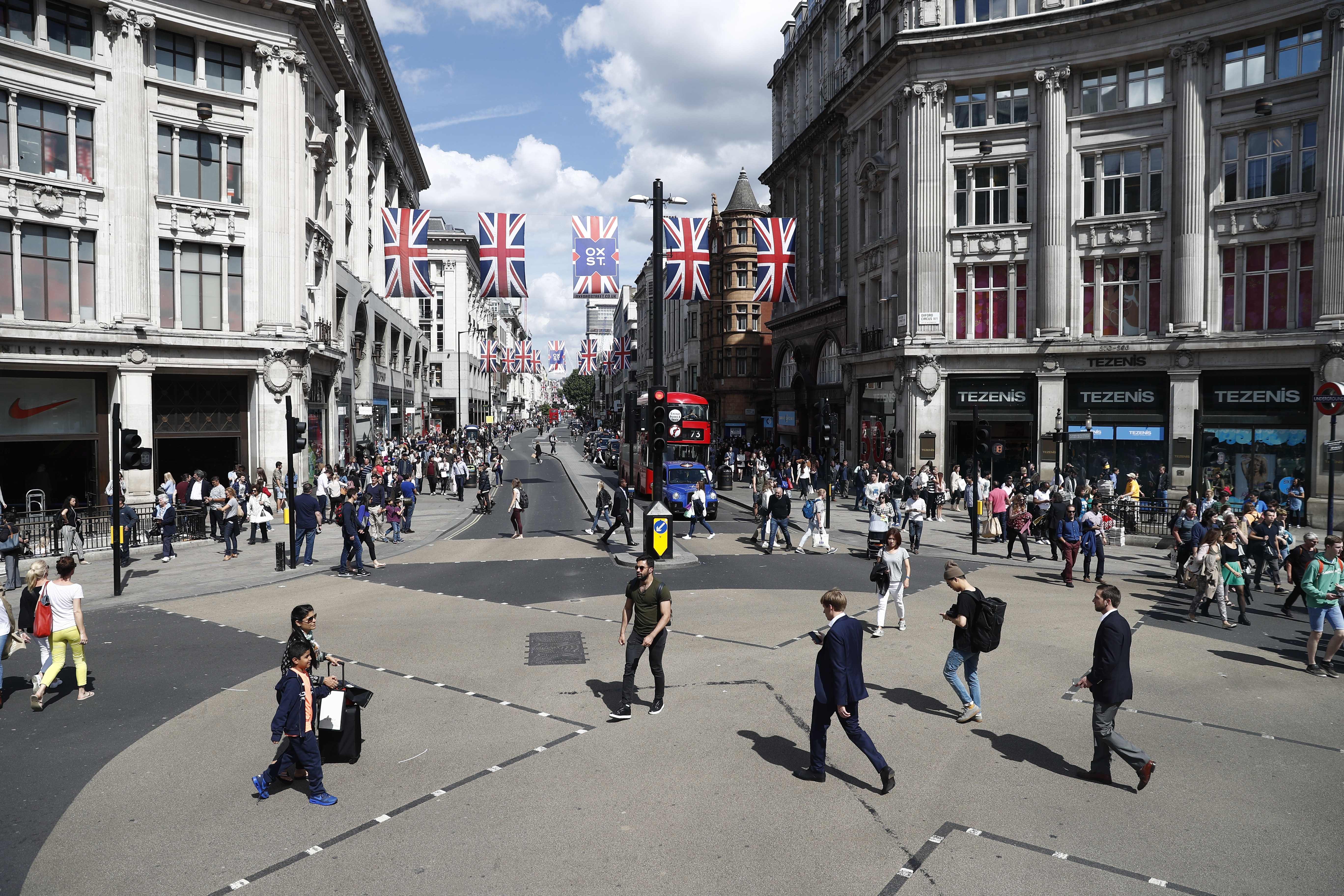 Oxford Street é a principal via comercial de Londres e também uma das mais poluídas do mundo, segundo um estudo da King’s College London. Por isso, a decisão de fechá-la para os carros. | ODD ANDERSEN/AFP