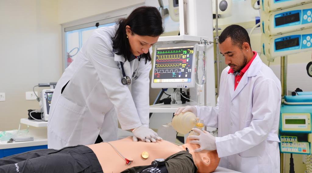 Alunos de Medicina estudam procedimentos no Centro de Simulação Clínica, um dos mais modernos do país | João Borges/Divulgação