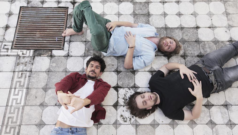 Trio gaúcho é conhecido por experimentações e toca com instrumentos feitos com sucata. | /Divulgação