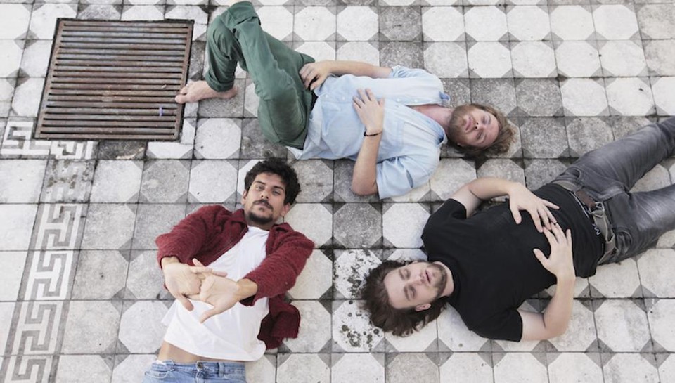 Trio gaúcho  é conhecido por experimentações e toca com instrumentos feitos com sucata. | /Divulgação