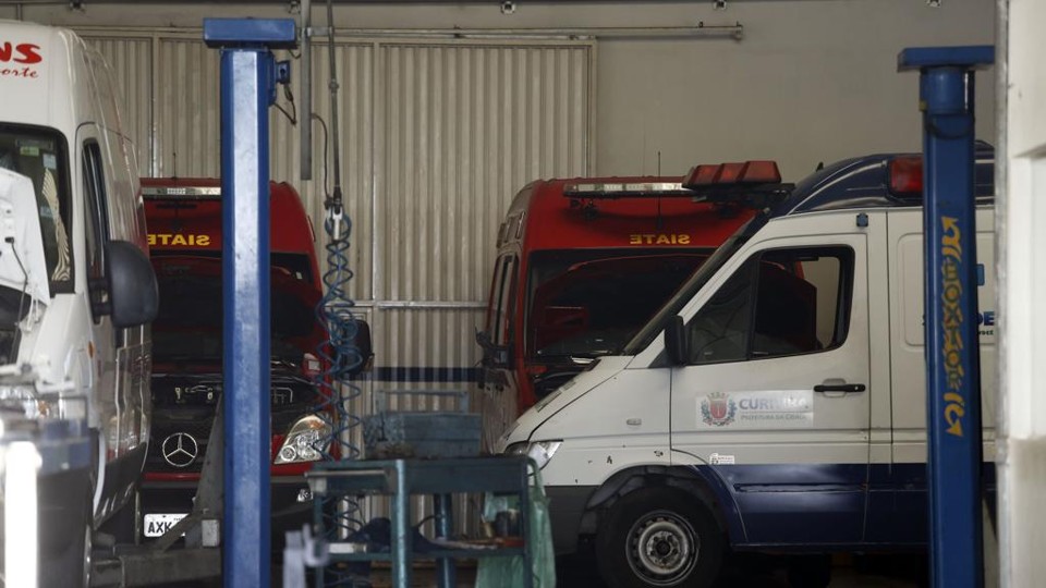 Ambulâncias do Siate em oficinas | Felipe Rosa/Tribuna do Paraná