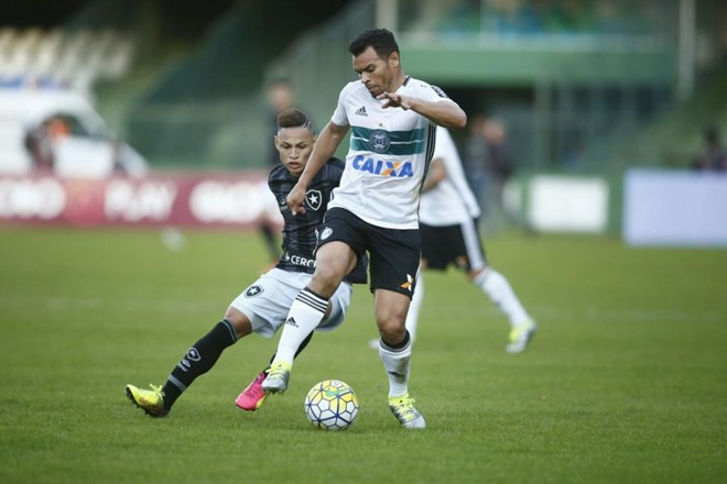 Ceará apoia o Coritiba pela direita. | Marcelo Andrade/Gazeta do Povo